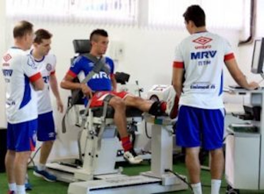 Os jogadores do Bahia fazem avaliação física em aparelho (Foto: Felipe Oliveira/EC Bahia/Divulgação)