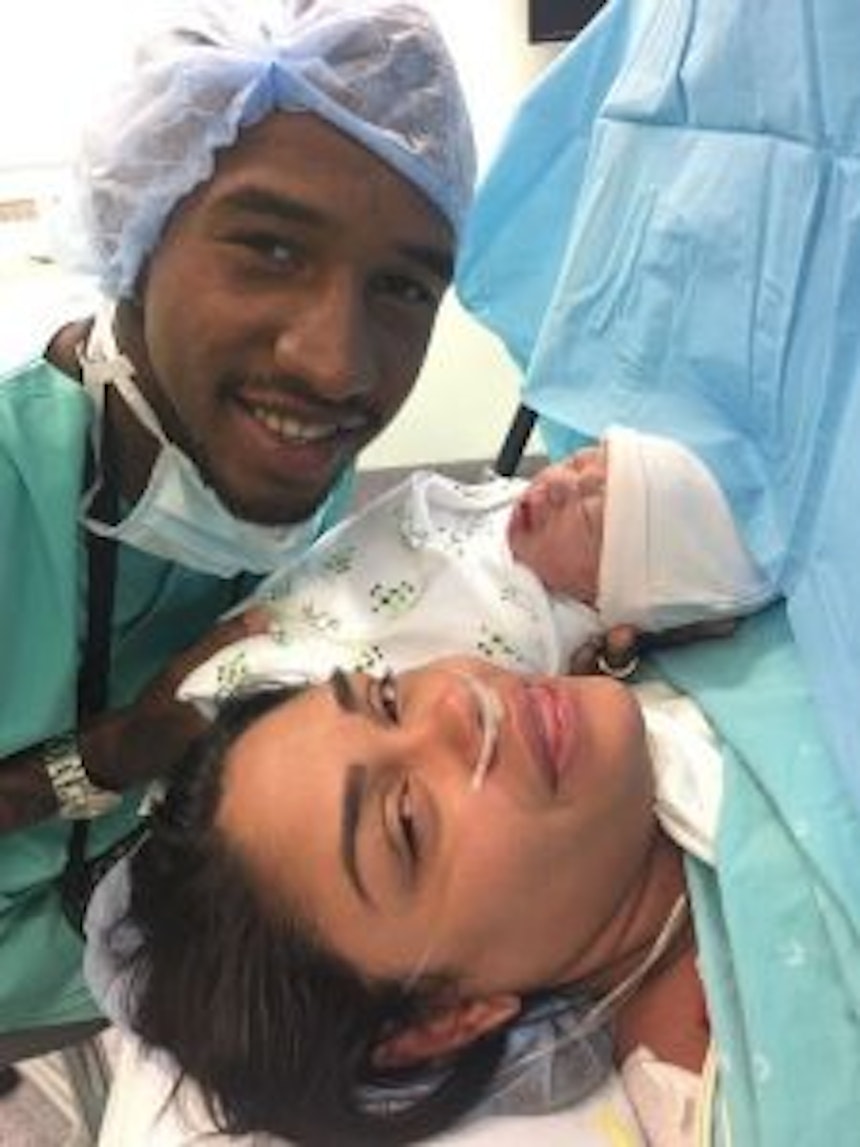 Talisca, ex-jogador do Bahia, comemora o nascimento da filha Maria Laura