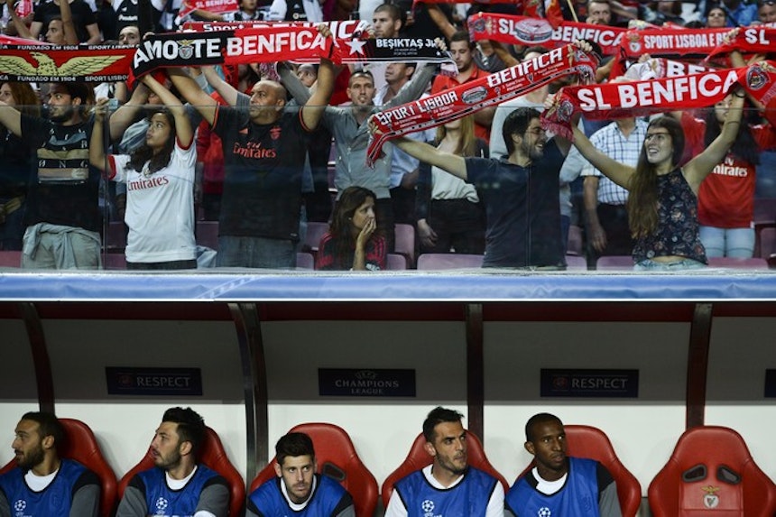 Torcedores do Benfica sobre o banco do Besiktas com Talisca