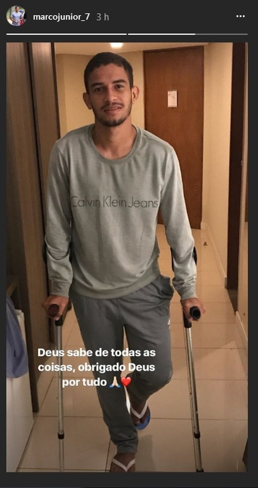 Marco Antônio posta foto de muletas após lesão contra o Botafogo-PB (Foto: Reprodução/Instagram)