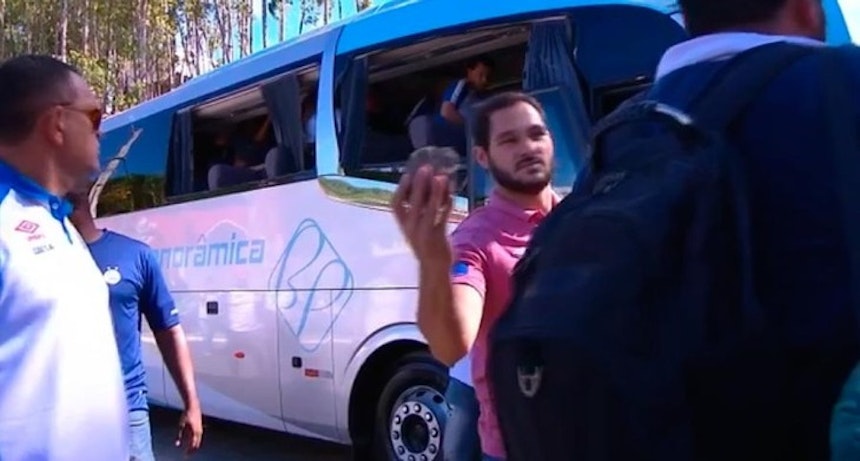 Vice-presidente Vitor Ferraz mostra pedra que foi atirada em ônibus (Foto: Reprodução)