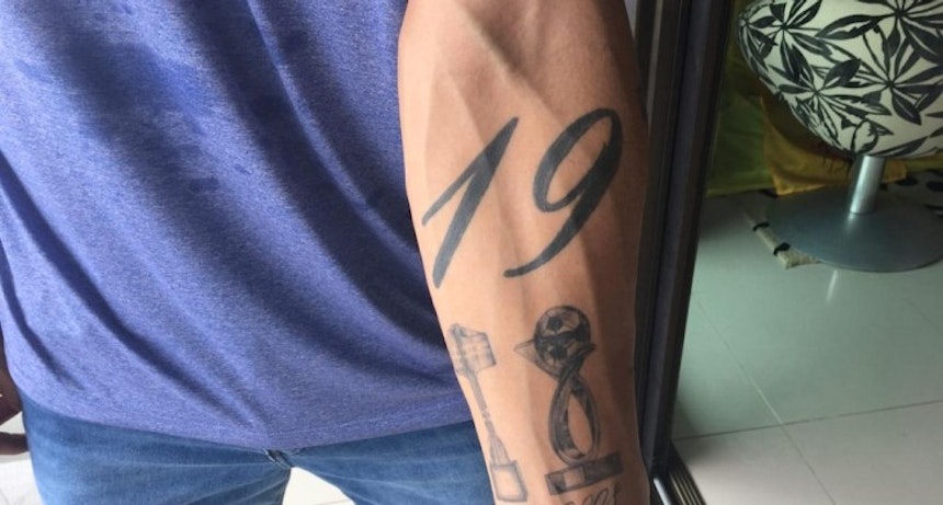Nilton tem o número 19 tatuado (Foto: João Salvador)