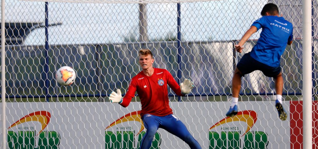 Douglas pode ser barrado de jogo contra o Nacional-PAR