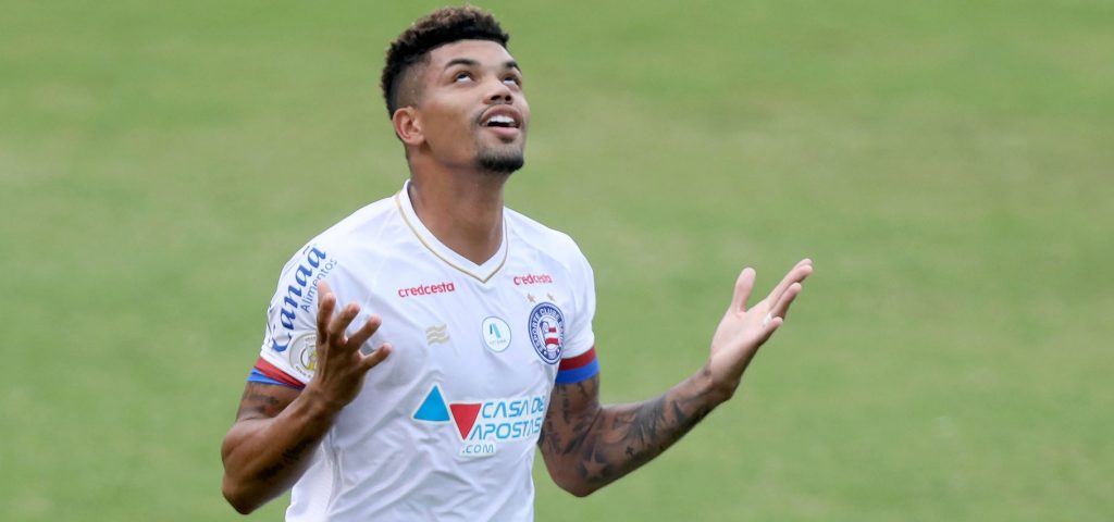 Jogo, triunfo e mística. Bahia vence o Bragantino em Pituaçu